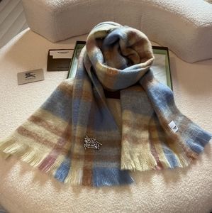 Burberry Women's fashionable knitted scarf to keep warm
